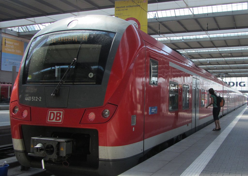 440 512 als RE 57232 (München Hbf->Dinkelscherben) in München Hbf.(24.7.2012)