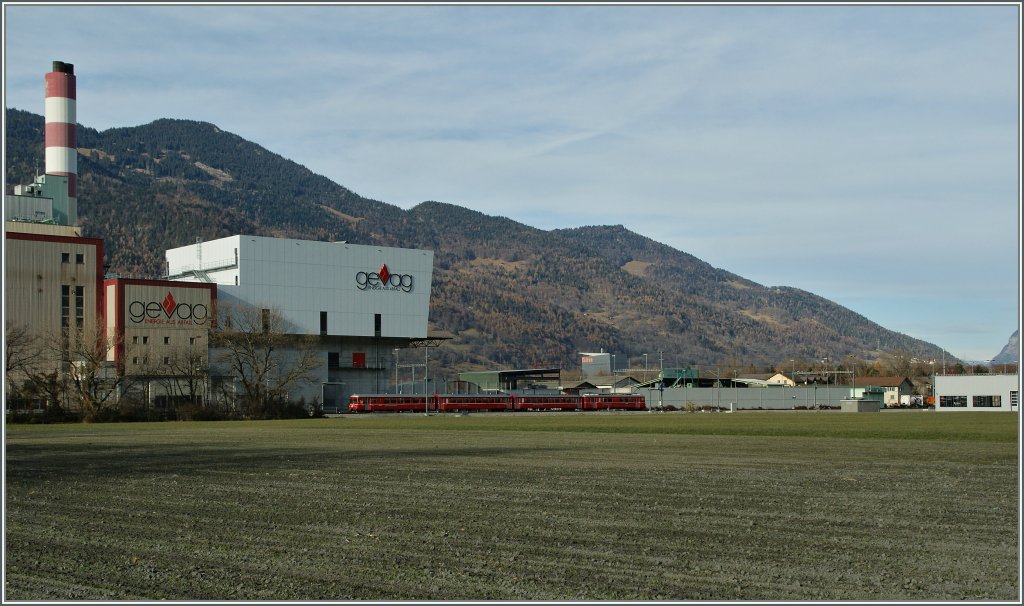 Auch das ist RhB: im Flachland ist ein Vorortszug Richtung Chur unterwegs.
Untervaz, den 1. Dez. 2011