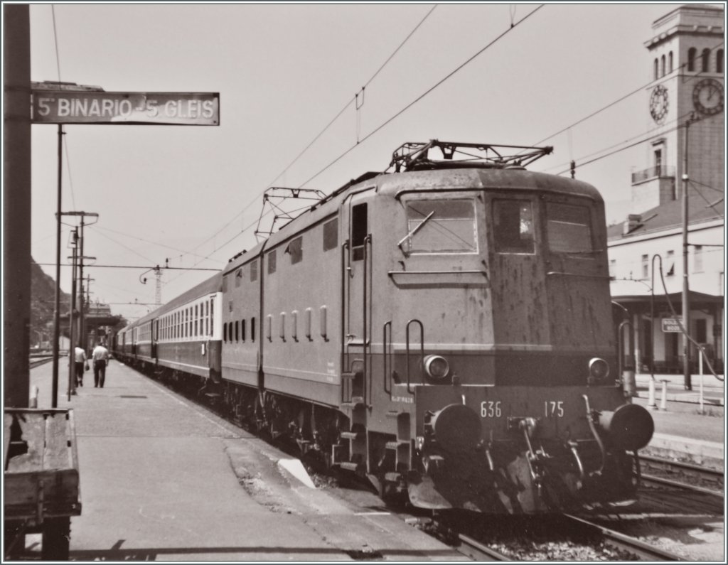 Auf Gleis fnf in Bozen/Bolzano wartet die FS 636 175 mit einem Schnellzug Richtung Deutschland auf die Abfahrt. 
21. Juli 1984