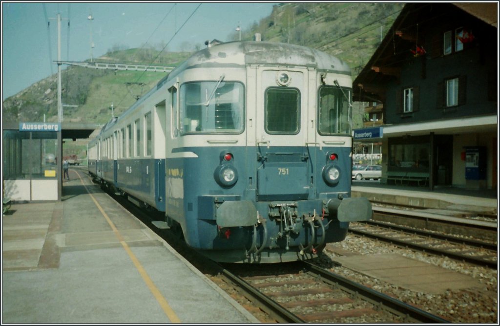 BLS Regionalzug nach Goppenstein beim Halt in Ausserberg.
Gescanntes Negativ, April 1993