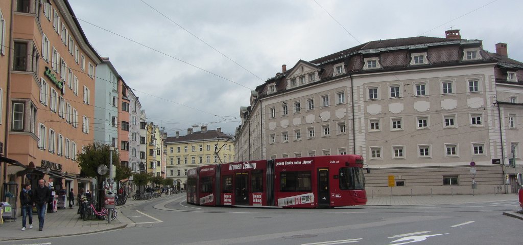 Bombardier Flexity Outlook Cityrunner der Innsbrucker Verkehrsbetriebe (IVB) als Tram 1 Richtung Bergisel kurz vor der Haltestelle Maria-Theresien-Strae am 20.4.2013.
