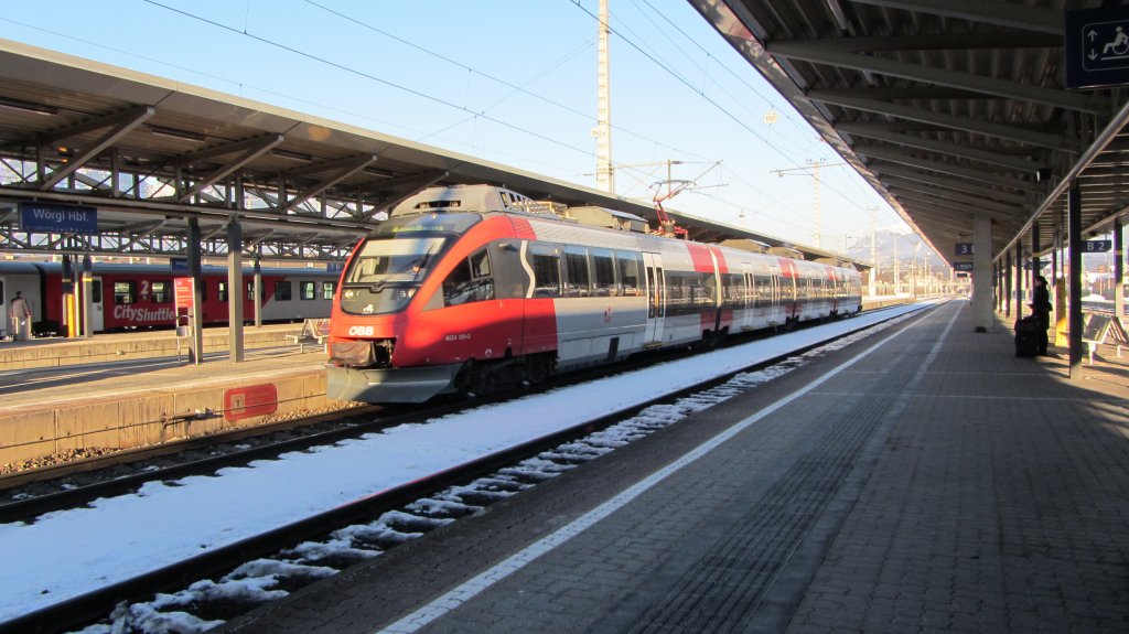 Der 4024 057-7 der S-Bahn Tirol als REX 5222 von Kufstein zum Brenner am 27.12.2011 in Wrgl Hbf beim planmigen und pnktlichen Zwischenhalt.