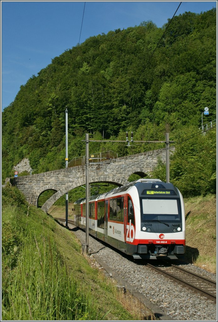 Der  zb  160 002-8 als Regionalzug Meiringen - Interlaken Ost bei Niederried.
5. Juni 2013