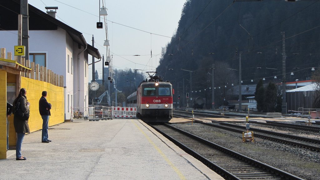Die 1144 255 mit dem 40 Minuten verspteten REX 1500 (Salzburg-Innsbruck), der am 24.3.2012 nur den Abschnitt Schwarzach-St.Veit->Schwaz bediente!(betriebliche Grnde)