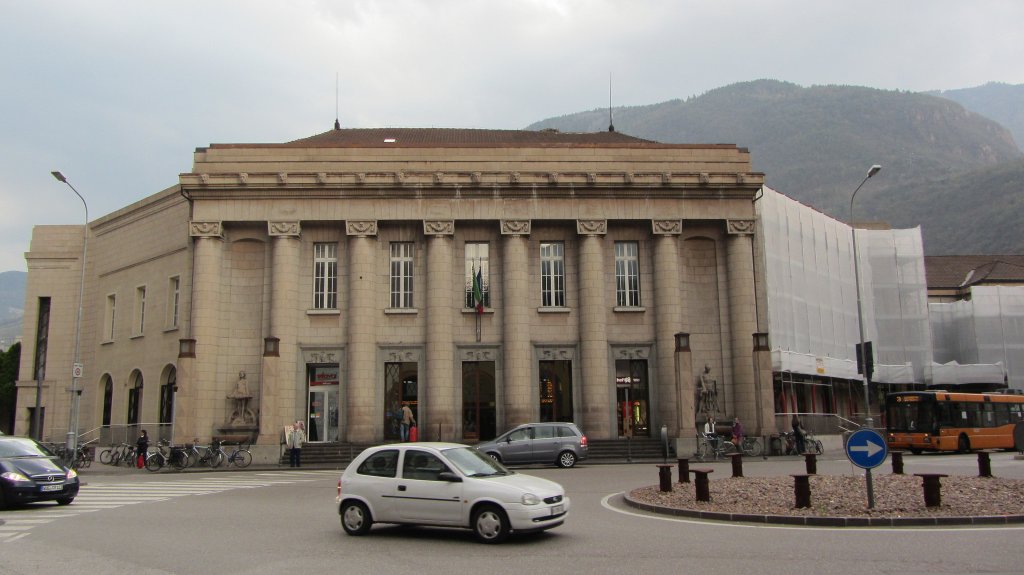 Die Auenfassade des Bahnhofes Bolzano/Bozen am 24.Mrz 2012.