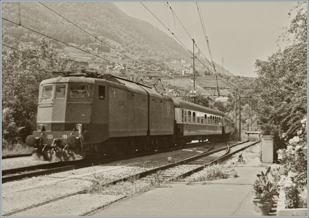 Die E 636 198 fhrt dem Eilzug 482 mit Kurswagen nach Mnchen in Meran Untermais ein.
22. Juli 1984