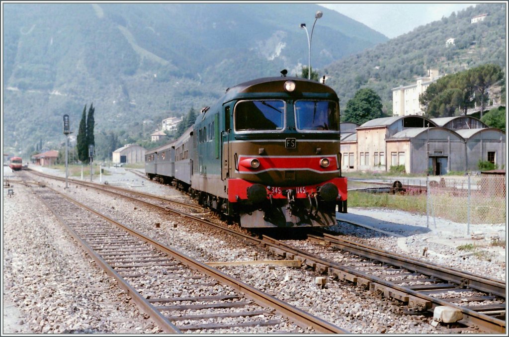Die FS D 345 1145 auf dem Weg ber die Tendabahn. 
Sommer 1985 