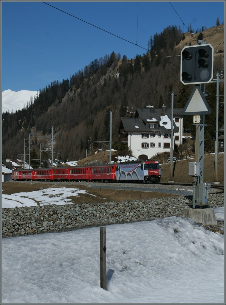 Die Ge 4/4 III beginnt ihre wunderschne Fahrt durch Kehrlschleifen, Tunnel und ber Brcken von Bergn nach Preda.
16.03.2013