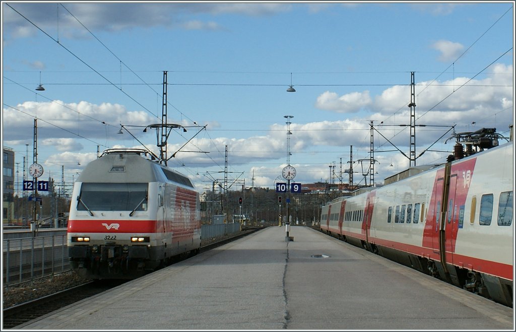 Die VR Sr2 3222 in Helsinki, daneben steht ein Sm3 (Pendolino).
29. April 2012