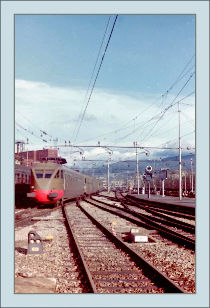 Ein Regionalzug mit einer spitzen Schnauze erreicht Firenze SMN.
1. Feb. 1986/gescanntes Foto