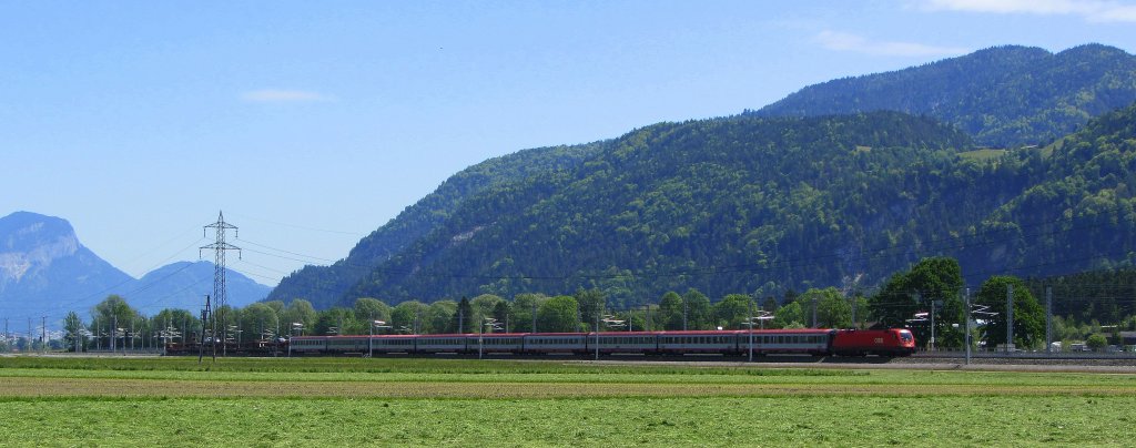 Eine 1116 mit dem OIC 860  St.Anton am Arlberg  von Wien Westbahnhof nach Bregenz, kurz vor der Haltestelle Rattenberg-Kramsach. Die Aufnahme entstand am 19.5.2012. Nchster Halt des Zuges: Jenbach
