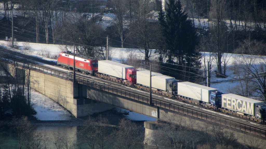 Eine 1116 mit einer RoLa bei Brixlegg Richtung Innsbruck am 24.2.2012.