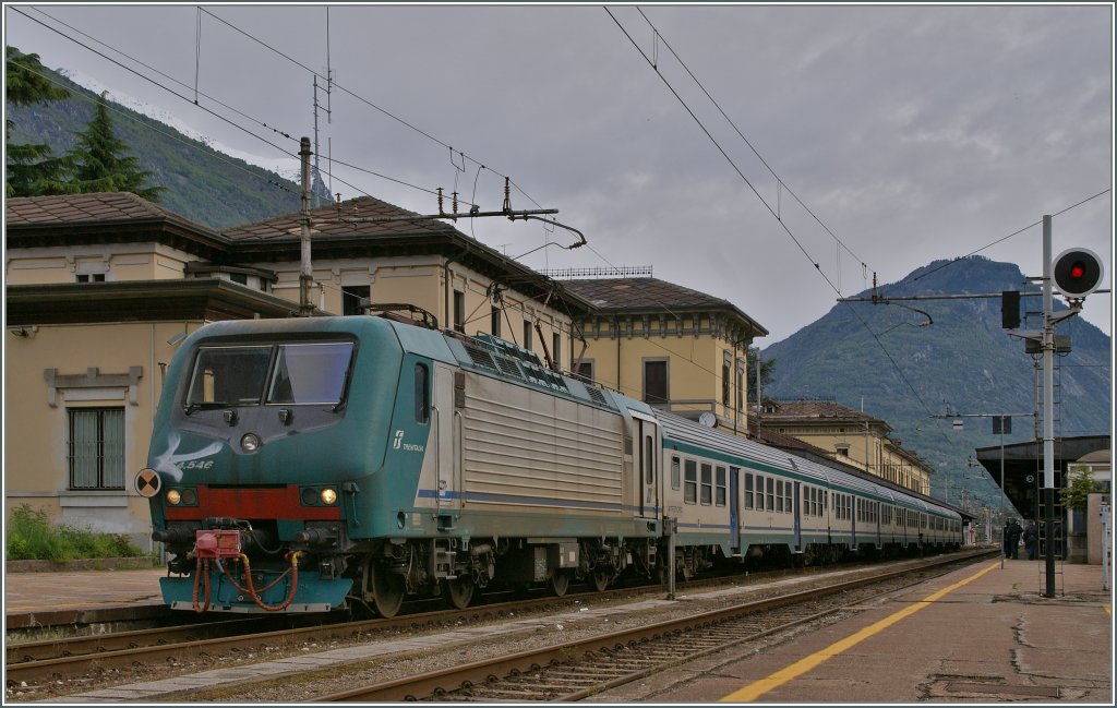Eine FS 464 mit einem Regionalzug nach Milano in Domodossola.
22. Mai 2013