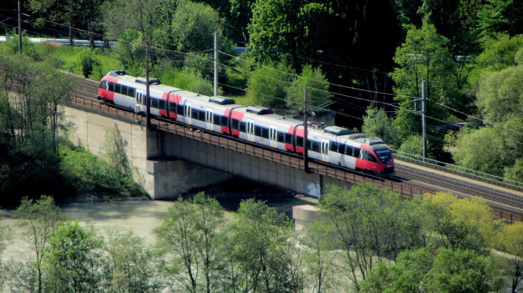 Eine S1 erreicht am 4.5.2012 den Bahnhof Brixlegg.