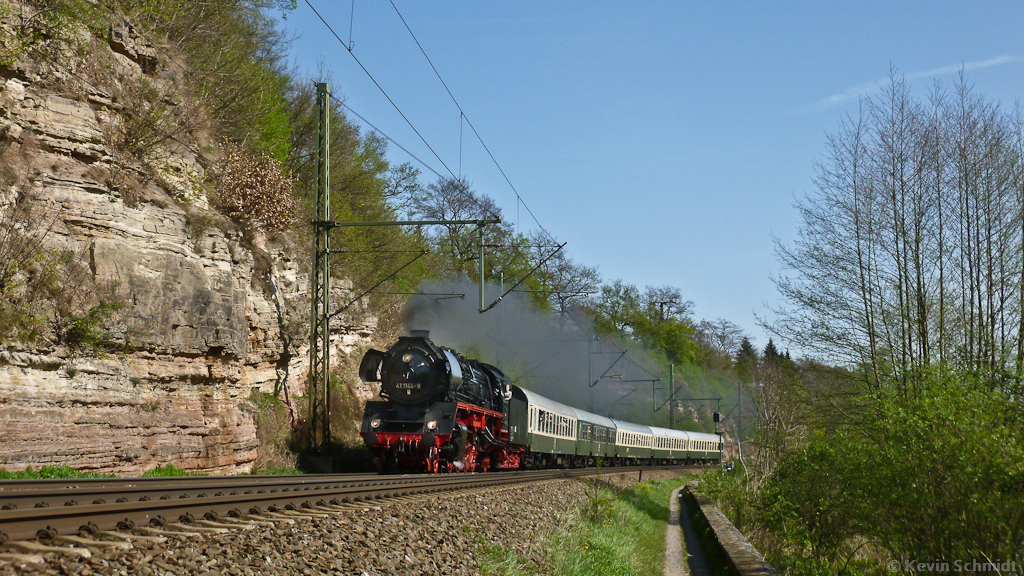  Feengrotten-Express  Eisenach - Saalfeld auf der Saalbahn bei Kahla, 28.04.2012.