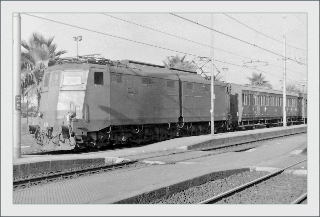 FS 636 mit einem Regionalzug in San Remo, Sommer 1985, gescanntes Foto.

