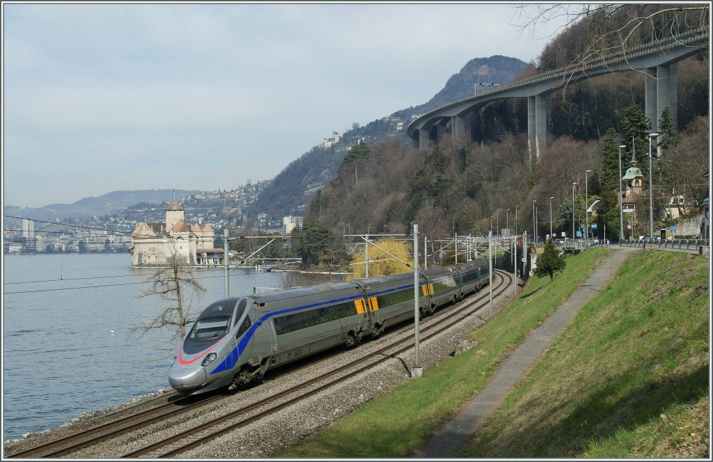 FS ETR 610 auf der Fahrt von Milano nach Genve beim Schloss von Chillon. 
15. Mrz 2011