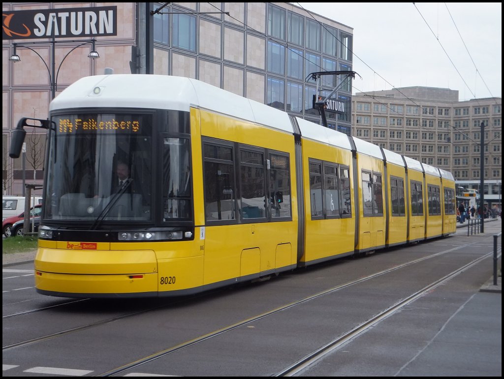 Moderne Straenbahn der BVG in Berlin.