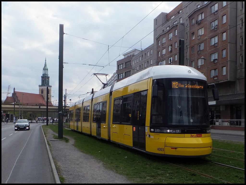 Moderne Straßenbahn der BVG in Berlin.