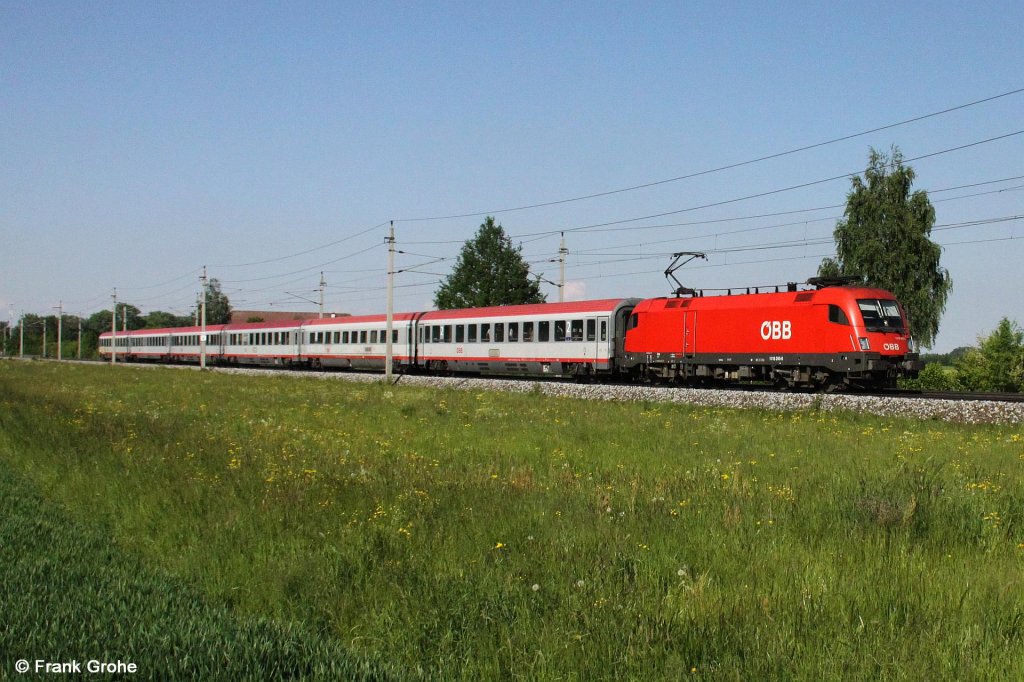 BB 1116 245-0 vor IC 692   Auslandssemester   Wien - Klagenfurt, KBS 101 Westbahn, Linz - Salzburg, fotografiert zwischen Schwanenstadt und Attnang-Puchheim am 18.05.2011