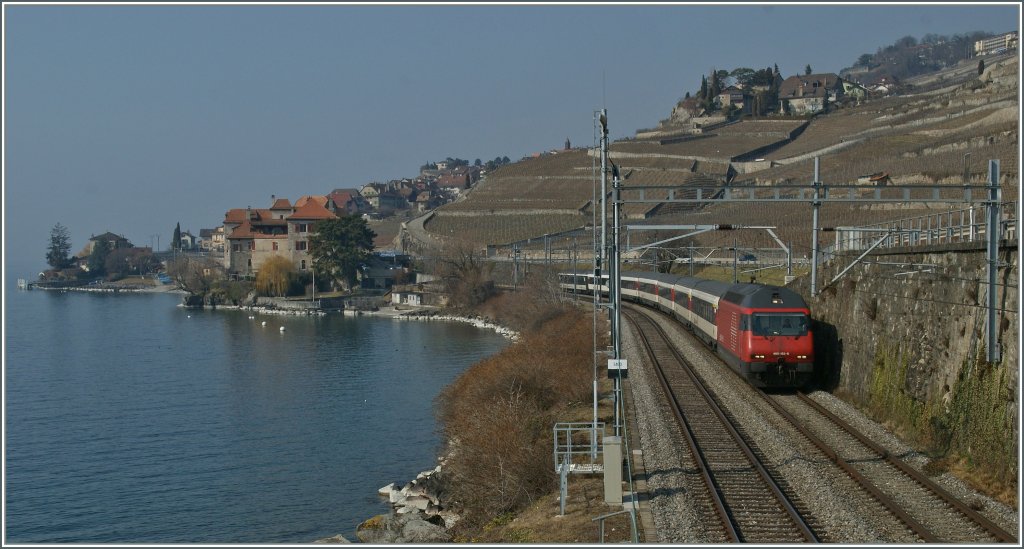 Re 460 093-8 mit einem IR zwischen Rivaz und St. Saphorin.
4. Mrz 2012
