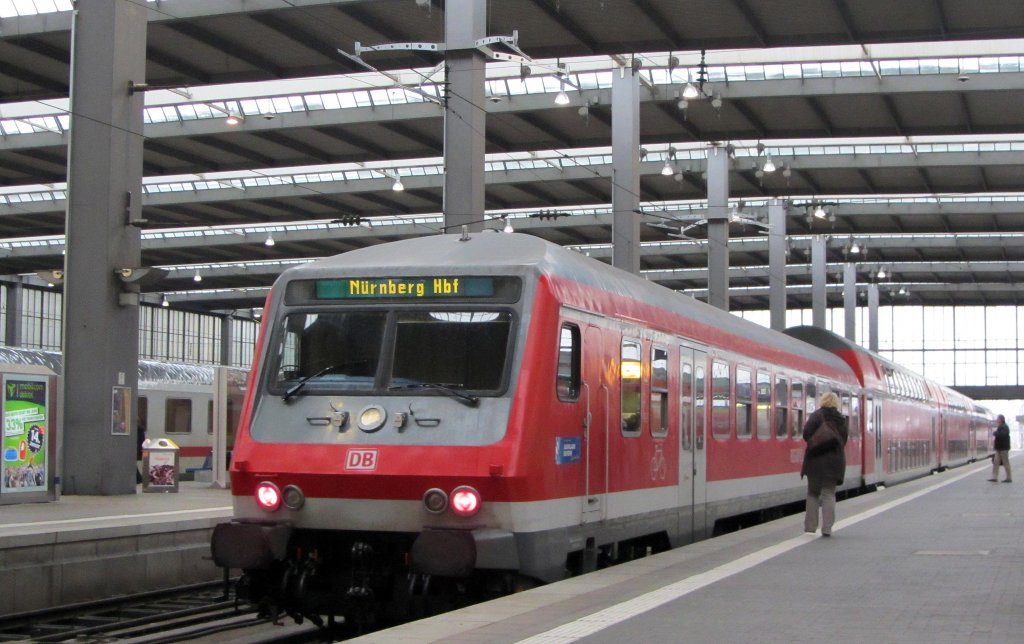RE 59102 von München über Treuchtlingen nach Nürnberg am 4.1.2013 kurz vor der Abfahrt in München Hbf.