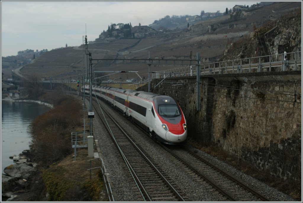 SBB ETR 610 nach Milano zwischen Rivaz und St Saphorin.
25. Feb. 2012