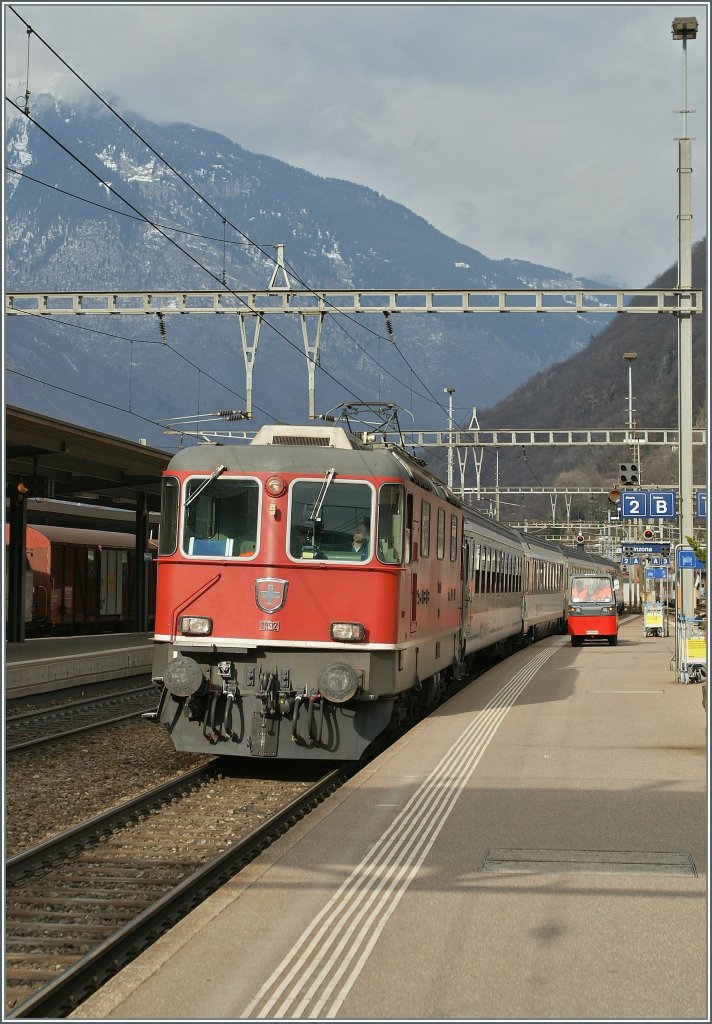 SBB Re 4/4 II erreicht mit einem Gotthardschnellzug Bellinzona.
20. Mrz 2013