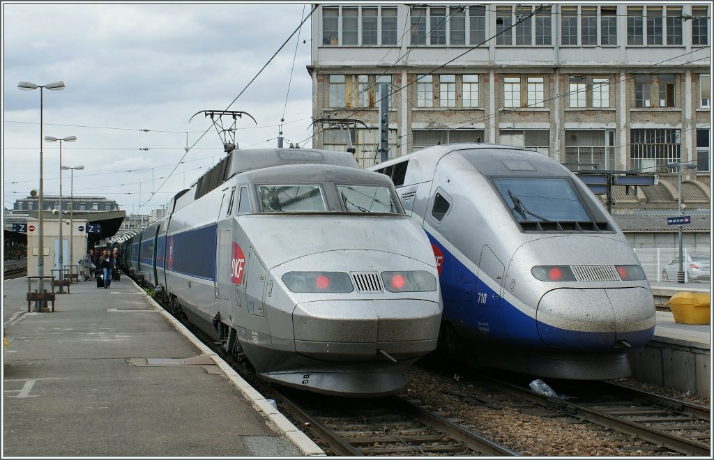 TGV Lyria in Paris Gare de Lyon zur Fahrt nach Lausanne, recht davon ein SNCF TGV Duplex.
30. April 2011