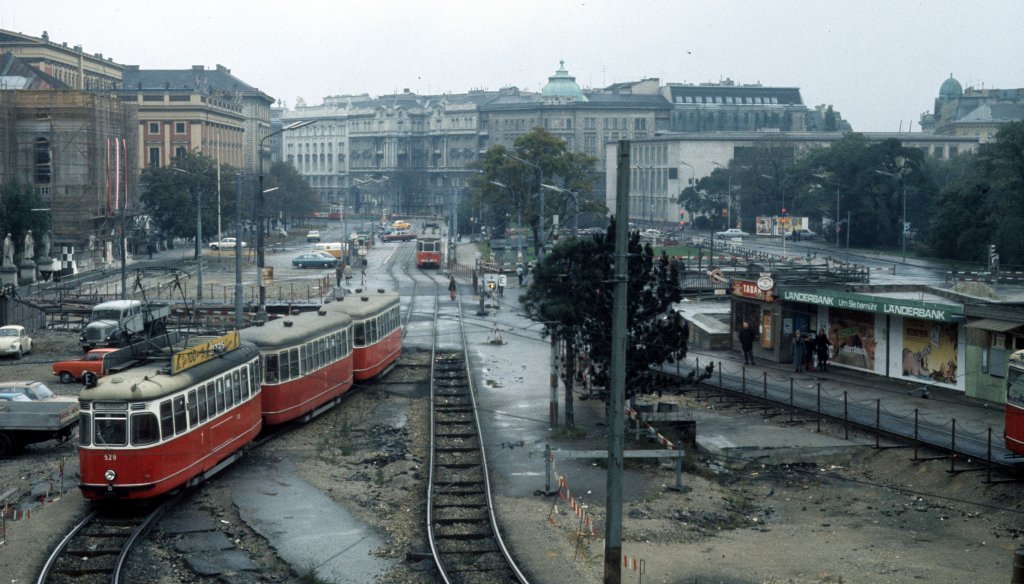 Wien WVB SL E2 (L4 529) Karlsplatz am 2. November 1975.