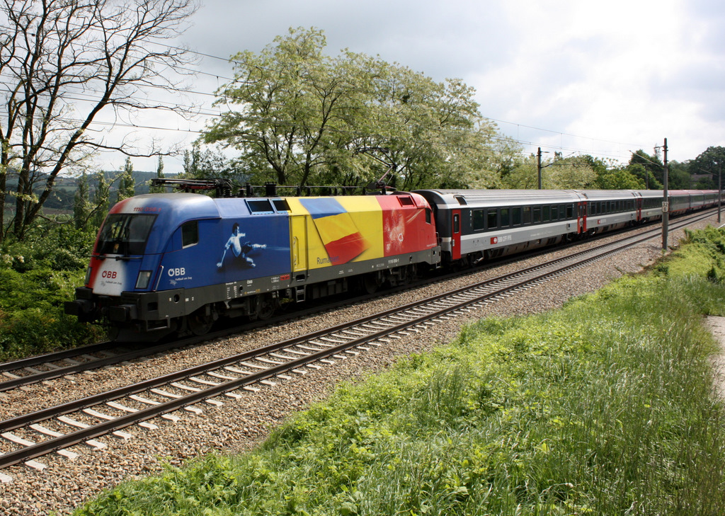 Zug und Lok sind bereits Geschichte: Die  rumnische  1116 056 und der Transalpin auf dem Weg nach Zrich (19.5.2009)
