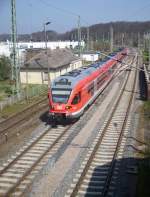 5-teiliger Stadler Flirt fhrt gerade den Bahnhof Bergen/Rgen an. (24.04.2012)