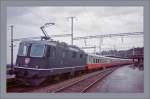 Die meisten Re 4/4 II wurden in grner Farbe abgeliefert, das Erscheinungbild der SBB-Loks jener Zeit. Hier die Re 4/4 II 11215 mit einem EW III Pendelzug nach Luzern beim Halt in Palzieux.
Gescanntes Negativ/ September 1992
