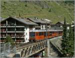 Ein GGB Triebzug auf dem Weg aufs Gornergrat verlsst Zermatt. 
3. August 2012