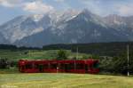Niederflurtriebwagen der Stubaitalbahn auf der Fahrt von Innsbruck nach Kreith, fotografiert zwischen Natters und Mutters am 02.07.2010 --> leider gab es genau im Moment der Aufnhame Schatten und nur